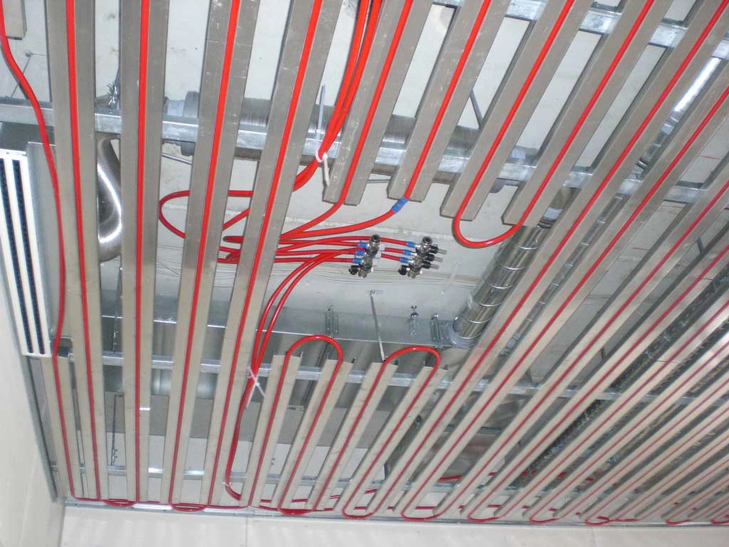 Belys Bau GmbH – Bauunternehmen – Klimadeckeninstallation