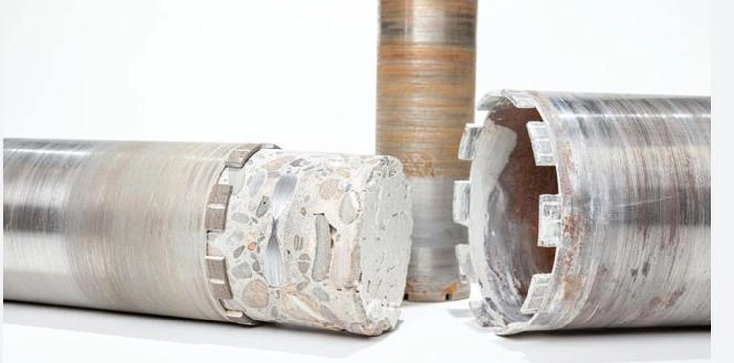 Belys Bau GmbH – Bauunternehmen – Dieses Bild zeigt einen Diamantkernbohrer, der im Bauwesen und in der Geotechnik zur präzisen Bohrung verwendet wird